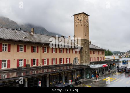 St. Moritz, Schweiz - September 2024: Blick auf die Gebäude von St. Moritz, Schweiz. Stockfoto