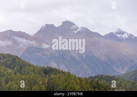 St. Moritz, Schweiz - September 2024: Blick auf die Gebäude von St. Moritz, Schweiz. Stockfoto