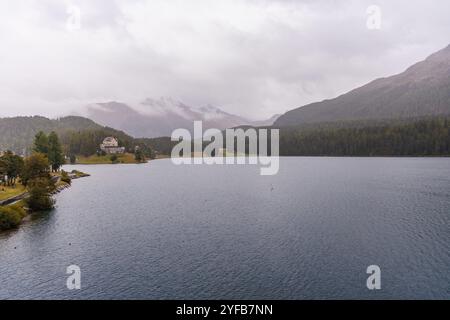 St. Moritz, Schweiz - September 2024: Wanderweg am St. Moritz See, Schweiz im Herbst Stockfoto