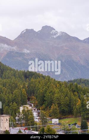 St. Moritz, Schweiz - September 2024: Blick auf die Gebäude von St. Moritz, Schweiz. Stockfoto