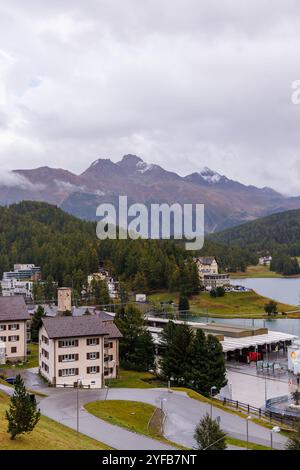 St. Moritz, Schweiz - September 2024: Blick auf die Gebäude von St. Moritz, Schweiz. Stockfoto