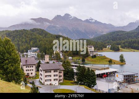 St. Moritz, Schweiz - September 2024: Blick auf die Gebäude von St. Moritz, Schweiz. Stockfoto