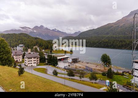 St. Moritz, Schweiz - September 2024: Blick auf die Gebäude von St. Moritz, Schweiz. Stockfoto