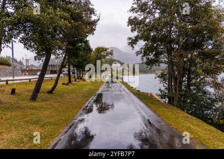 St. Moritz, Schweiz - September 2024: Wanderweg am St. Moritz See, Schweiz im Herbst Stockfoto