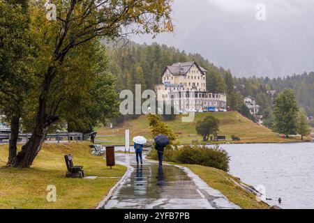 St. Moritz, Schweiz - September 2024: Wanderweg am St. Moritz See, Schweiz im Herbst Stockfoto