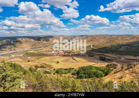 Blick auf die Landschaft der Provinz Soria in der Gemeinde Medinaceli im Sommer Stockfoto