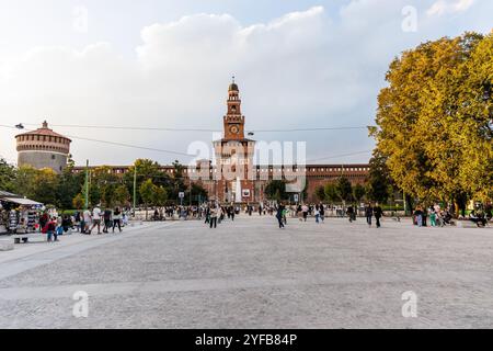 Mailand, Italien - September 2024: Schloss Sforza oder Penoraminszenierung Castello Sforzesco. Das Schloss Sforza befindet sich in der Stadt Mailand. Die Residenz der Herzöge Stockfoto