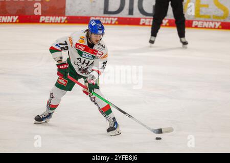 Ingolstadt, Deutschland. November 2024. Ingolstadt, Deutschland 03. November 2024: Penny DEL - 2024/2025 - Sp.15 - ERC Ingolstadt vs. Augsburger Panther im Bild: Riley McCourt (Augsburg) Credit: dpa/Alamy Live News Stockfoto