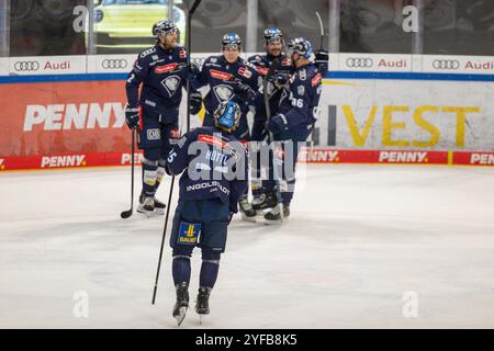 Ingolstadt, Deutschland. November 2024. Ingolstadt, Deutschland 03. November 2024: Penny DEL - 2024/2025 - Sp.15 - ERC Ingolstadt vs. Augsburger Panther im Bild: In der Traube Torschütze Philipp Krauß/Krauss jubelt nach seinem Tor zum 1:0 mit seinem Mannschaftskollegen, Credit: dpa/Alamy Live News Stockfoto