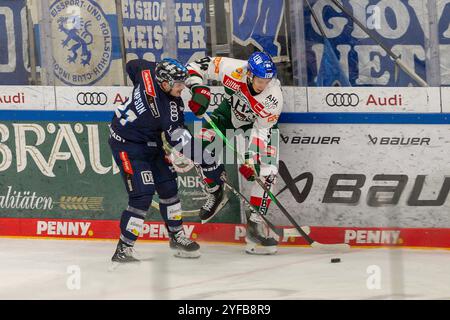 Ingolstadt, Deutschland. November 2024. Ingolstadt, Deutschland 03. November 2024: Penny DEL - 2024/2025 - Sp.15 - ERC Ingolstadt vs. Augsburger Panther im Bild: v. li. im Zweikampf Wayne Simpson (ERC Ingolstadt) und Anrei Hakulinen (Augsburg) Credit: dpa/Alamy Live News Stockfoto