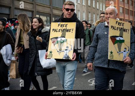 Demonstranten gehen mit Schildern, auf denen steht, dass „palästina frei“ während der Propalkundgebung in dublin Stockfoto
