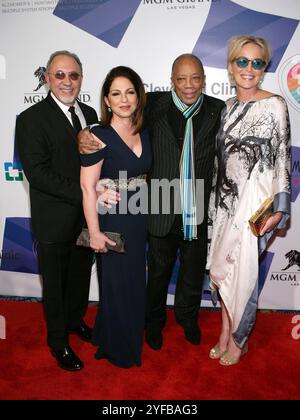 BILDER ABLEGEN. Las Vegas, USA. November 2024. Der legendäre Plattenproduzent Quincy Jones, 91, starb am 3. November, zu Hause in Bel Air, CA, umgeben von seiner Familie. Juni 2015 Las Vegas, NV. Emilio Estefan, Gloria Estefan, Quincy Jones und Sharon Stone halten Erinnerung lebendig 19. Jährliche POWER OF LOVE Gala, MGM Grand Garden Arena © JPA/AFF-USA. COM Credit: AFF/Alamy Live News Stockfoto