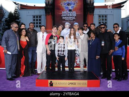 Hollywood, USA. Januar 2012. Januar 2012 Hollywood, Ca. Quincy Jones, Debbie Allen, Chris Tucker, Prince Jackson, Blanket Jackson, Paris Jackson, Justin Bieber, Katherine Jackson, Jackie Jackson und Tito Jackson Michael Jackson feiern „The King of Pop“ mit einer Hand- und Fußabdruck-Zeremonie im Grauman's Chinese Theatre © Tammie Arroyo/AFF-USA. COM Credit: AFF/Alamy Live News Stockfoto