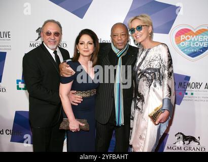 BILDER ABLEGEN. Las Vegas, USA. November 2024. Der legendäre Plattenproduzent Quincy Jones, 91, starb am 3. November, zu Hause in Bel Air, CA, umgeben von seiner Familie. Juni 2015 Las Vegas, NV. Emilio Estefan, Gloria Estefan, Quincy Jones und Sharon Stone halten Erinnerung lebendig 19. Jährliche POWER OF LOVE Gala, MGM Grand Garden Arena © JPA/AFF-USA. COM Credit: AFF/Alamy Live News Stockfoto