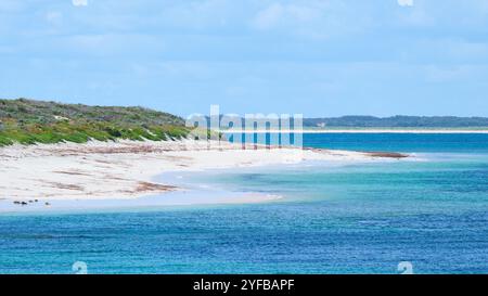 Der Strand und die Sanddünen in der Nähe von Dead Finish in Flinders Bay mit türkisblauem Wasser, Augusta, Südwesten Westaustraliens. Stockfoto