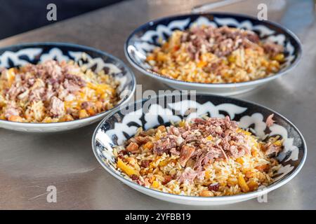 Frisch gekochte Hochzeit Usbekisch Plov in Taschkent, Usbekistan Stockfoto