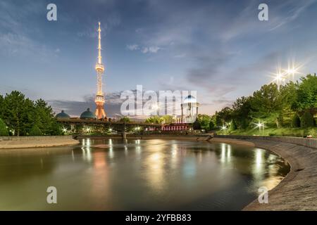 Abendblick auf den Taschkent Fernsehturm und die Rotunde in Usbekistan Stockfoto