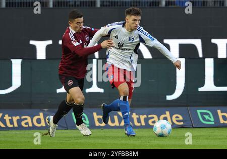 03.11.2024, Volksparkstadion, Hamburg, DE, 2. Liga, Hamburger SV vs. 1. FC Nürnberg im Bild/Bild zeigt Danilo Soares (1.FC Nürnberg #03) im Zweikampf gegen Noah Katterbach (Hamburger SV #33) Foto © nordphoto GmbH/Tauchnitz DFB-VORSCHRIFTEN VERBIETEN JEDE VERWENDUNG VON FOTOGRAFIEN ALS BILDSEQUENZEN UND/ODER QUASI-VIDEO. Stockfoto