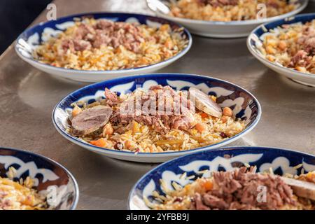 Frisch gekochte Hochzeit Usbekisch Plov in Taschkent, Usbekistan Stockfoto