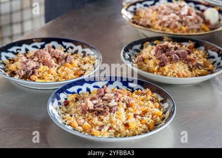 Frisch gekochte Hochzeit Usbekisch Plov in Taschkent, Usbekistan Stockfoto