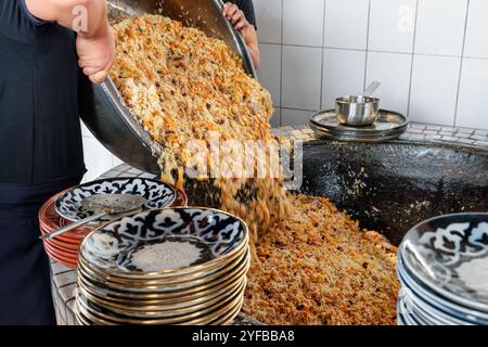 Frisch gekochte Hochzeit Usbekisch Plov in Taschkent, Usbekistan Stockfoto