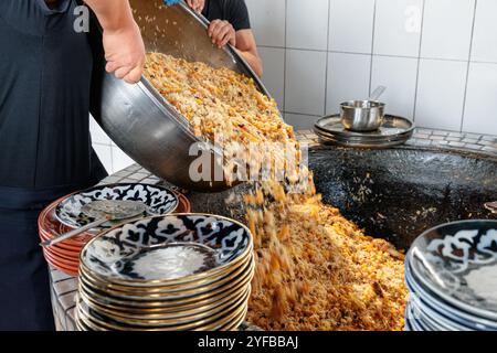 Frisch gekochte Hochzeit Usbekisch Plov in Taschkent, Usbekistan Stockfoto