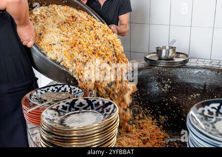 Frisch gekochte Hochzeit Usbekisch Plov in Taschkent, Usbekistan Stockfoto