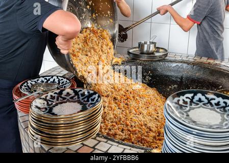 Frisch gekochte Hochzeit Usbekisch Plov in Taschkent, Usbekistan Stockfoto