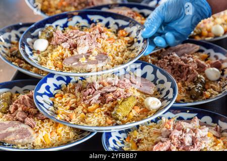 Frisch gekochte Hochzeit Usbekisch Plov in Taschkent, Usbekistan Stockfoto