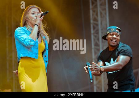 Becky Hill und DJ Schlosser - Rudimental, V2013, Hylands Park, Chelmsford, Essex, Großbritannien - 18. August 2013 Stockfoto