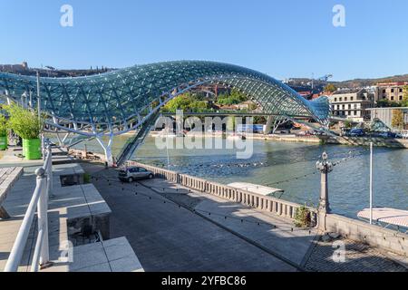 Die Friedensbrücke über den Fluss Kura (Mtkvari), Tiflis Stockfoto
