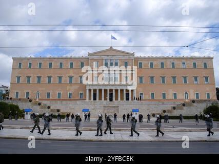 Athen, Griechenland. 4. November 2024. Die Polizei patrouilliert das Gebiet vor dem griechischen Parlament während eines Studentenprotests. Die Studenten bleiben heute im ganzen Land aus Protest gegen die kontinuierliche Verschlechterung ihrer Bildungsbedürfnisse fern. Quelle: Dimitris Aspiotis/Alamy Live News Stockfoto