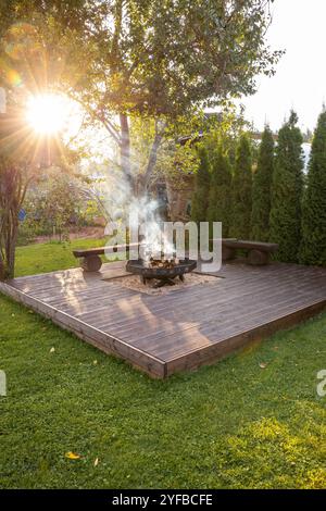 Holzterrasse Mit Feuerstelle