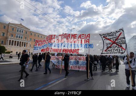 Athen, Griechenland. 4. November 2024. Studenten von Universitäten und Gymnasien nehmen an einer Protestkundgebung vor dem Parlament Teil und rufen: "Geld für Bildung geben - nicht für Krieg"! Die Studenten bleiben heute im ganzen Land aus Protest gegen die kontinuierliche Verschlechterung ihrer Bildungsbedürfnisse fern. Quelle: Dimitris Aspiotis/Alamy Live News Stockfoto