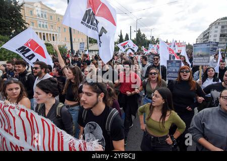 Athen, Griechenland. 4. November 2024. Studenten von Universitäten und Gymnasien nehmen an einer Protestkundgebung vor dem Parlament Teil und rufen: "Geld für Bildung geben - nicht für Krieg"! Die Studenten bleiben heute im ganzen Land aus Protest gegen die kontinuierliche Verschlechterung ihrer Bildungsbedürfnisse fern. Quelle: Dimitris Aspiotis/Alamy Live News Stockfoto