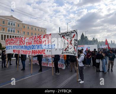 Athen, Griechenland. 4. November 2024. Studenten von Universitäten und Gymnasien nehmen an einer Protestkundgebung vor dem Parlament Teil und rufen: "Geld für Bildung geben - nicht für Krieg"! Die Studenten bleiben heute im ganzen Land aus Protest gegen die kontinuierliche Verschlechterung ihrer Bildungsbedürfnisse fern. Quelle: Dimitris Aspiotis/Alamy Live News Stockfoto