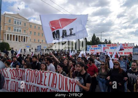 Athen, Griechenland. 4. November 2024. Studenten von Universitäten und Gymnasien nehmen an einer Protestkundgebung vor dem Parlament Teil und rufen: "Geld für Bildung geben - nicht für Krieg"! Die Studenten bleiben heute im ganzen Land aus Protest gegen die kontinuierliche Verschlechterung ihrer Bildungsbedürfnisse fern. Quelle: Dimitris Aspiotis/Alamy Live News Stockfoto