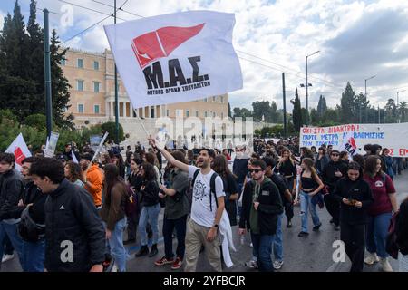 Athen, Griechenland. 4. November 2024. Studenten von Universitäten und Gymnasien nehmen an einer Protestkundgebung vor dem Parlament Teil und rufen: "Geld für Bildung geben - nicht für Krieg"! Die Studenten bleiben heute im ganzen Land aus Protest gegen die kontinuierliche Verschlechterung ihrer Bildungsbedürfnisse fern. Quelle: Dimitris Aspiotis/Alamy Live News Stockfoto