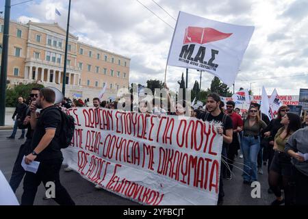 Athen, Griechenland. 4. November 2024. Studenten von Universitäten und Gymnasien nehmen an einer Protestkundgebung vor dem Parlament Teil und rufen: "Geld für Bildung geben - nicht für Krieg"! Die Studenten bleiben heute im ganzen Land aus Protest gegen die kontinuierliche Verschlechterung ihrer Bildungsbedürfnisse fern. Quelle: Dimitris Aspiotis/Alamy Live News Stockfoto