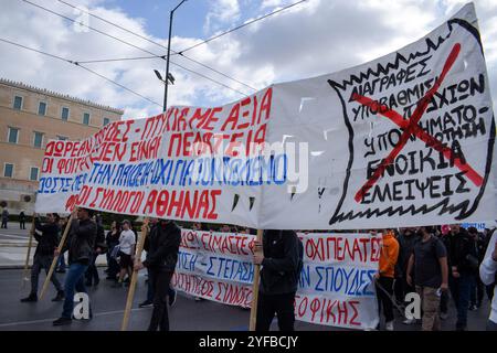 Athen, Griechenland. 4. November 2024. Studenten von Universitäten und Gymnasien nehmen an einer Protestkundgebung vor dem Parlament Teil und rufen: "Geld für Bildung geben - nicht für Krieg"! Die Studenten bleiben heute im ganzen Land aus Protest gegen die kontinuierliche Verschlechterung ihrer Bildungsbedürfnisse fern. Quelle: Dimitris Aspiotis/Alamy Live News Stockfoto