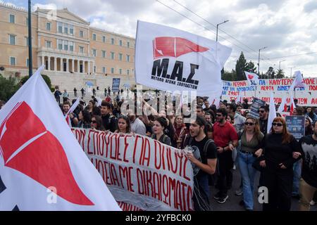 Athen, Griechenland. 4. November 2024. Studenten von Universitäten und Gymnasien nehmen an einer Protestkundgebung vor dem Parlament Teil und rufen: "Geld für Bildung geben - nicht für Krieg"! Die Studenten bleiben heute im ganzen Land aus Protest gegen die kontinuierliche Verschlechterung ihrer Bildungsbedürfnisse fern. Quelle: Dimitris Aspiotis/Alamy Live News Stockfoto