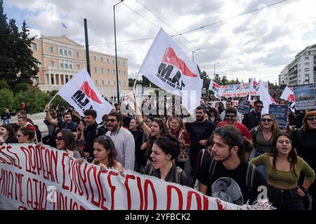 Athen, Griechenland. 4. November 2024. Studenten von Universitäten und Gymnasien nehmen an einer Protestkundgebung vor dem Parlament Teil und rufen: "Geld für Bildung geben - nicht für Krieg"! Die Studenten bleiben heute im ganzen Land aus Protest gegen die kontinuierliche Verschlechterung ihrer Bildungsbedürfnisse fern. Quelle: Dimitris Aspiotis/Alamy Live News Stockfoto