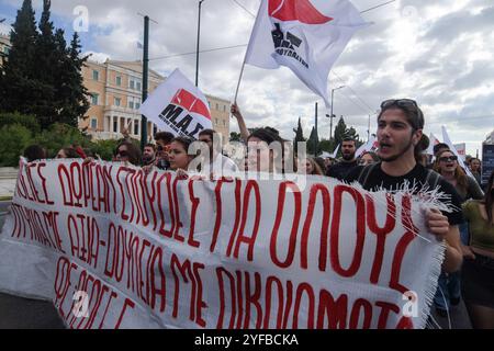 Athen, Griechenland. 4. November 2024. Studenten von Universitäten und Gymnasien nehmen an einer Protestkundgebung vor dem Parlament Teil und rufen: "Geld für Bildung geben - nicht für Krieg"! Die Studenten bleiben heute im ganzen Land aus Protest gegen die kontinuierliche Verschlechterung ihrer Bildungsbedürfnisse fern. Quelle: Dimitris Aspiotis/Alamy Live News Stockfoto