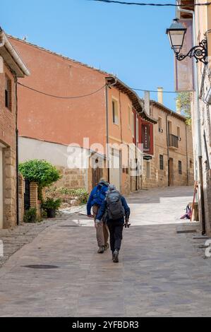 Castrojeriz, Spanien: 17. September 2024: Pilger, die 2024 auf dem Jakobsweg in Castrojeriz ankommen. Stockfoto