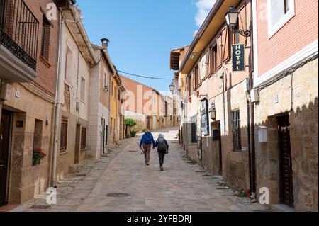 Castrojeriz, Spanien: 17. September 2024: Pilger, die 2024 auf dem Jakobsweg in Castrojeriz ankommen. Stockfoto