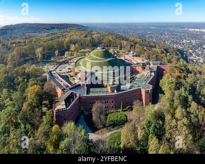 Kosciuszko Mound (Kopiec Kosciuszki) in Krakau, Polen. Errichtet 1823 an Tadeusz Kosciuszko, umgeben von Zitadelle und Festung. Neu renoviert Stockfoto