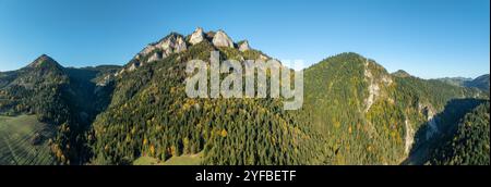 Polen. Pieniny Mountains im Herbst mit dem höchsten Gipfel Trzy Korony (drei Kronen), dem Beginn der Dunajec River Gorge auf der rechten Seite und Sobczans Stockfoto