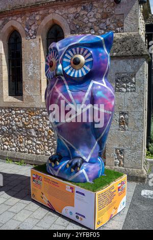 Der Big Hoot Owl Sculpture Art Trail in Chichester und Arundel 2024 Celestial Guardian von Mr. A Singh in der Graylingwell Chapel Stockfoto