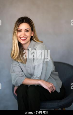 Porträt einer Designerin, Geschäftsfrau im Büro. Erfolgreiche Freiberuflerin, Business Stockfoto