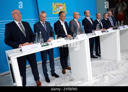 November 2024, Bayern, München: Franz Löffler (l-r), Präsident der Bayerischen Kreisversammlung, Markus Pannermayr, Vorsitzender des Bayerischen Städteverbandes, Thomas Karmasin (CSU), Präsident des Bayerischen Landkreises, Uwe Brandl, Präsident des Bayerischen Gemeindeverbandes, Albert Füracker (CSU), Bayerischer Finanzminister, Hubert Aiwanger (Freie Wähler), Bayerischer Wirtschaftsminister, Josef Zellmeier, Vorsitzender des Ausschusses für Staatshaushalts- und Finanzfragen, Stellvertretender Landtag, Bayerischer Staatspräsident Bernhard Pohl Stockfoto